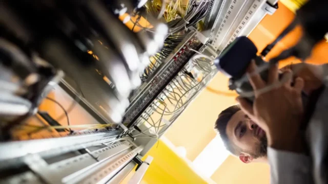 Técnico realizando una reparación visto desde un bajo plano