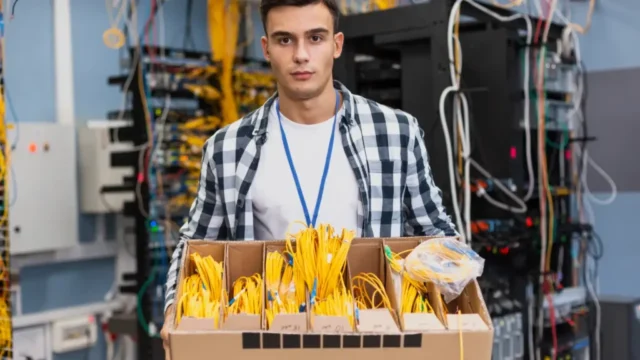 Técnico sujetando una caja de cables